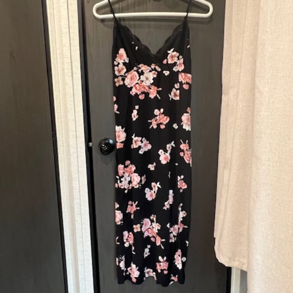 No Boundaries Women's Floral Dress Black and Floral Size XS with Slit